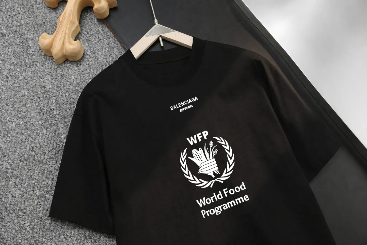 Laurel Badge Letter Short‑Sleeve T-shirt